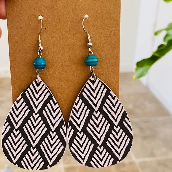 Handmade earrings. - Picture 2 of 3